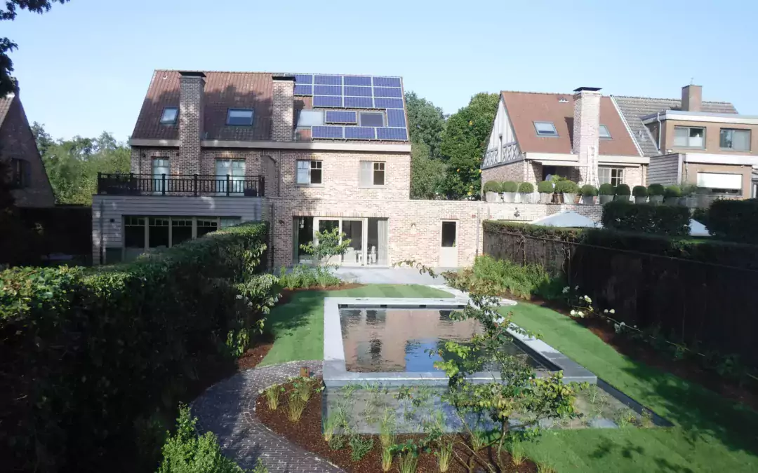 Natuurlijk gezuiverd monoblock zwembad in gezellige tuin